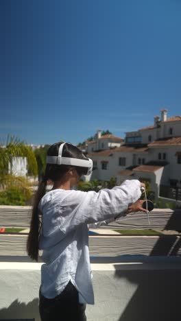 mujer jugando a un juego de vr en un patio