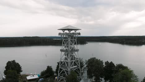 luchtfoto van wdzydzki park krajobrazowy in kaszuby, polen met uitzicht op uitkijktoren in wdzydze kiszewskie