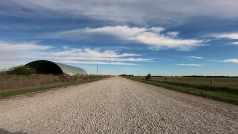 Punto-De-Vista-A-Través-De-La-Ventana-Del-Conductor-Mientras-Conduce-Por-Las-Zonas-Rurales-De-Iowa