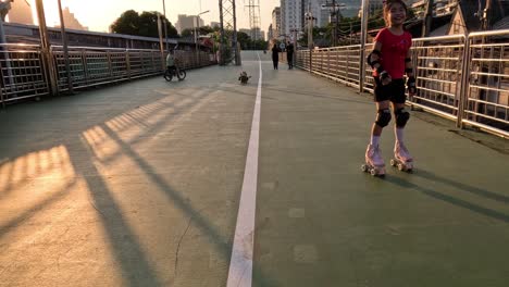 personas patinando en un puente al atardecer