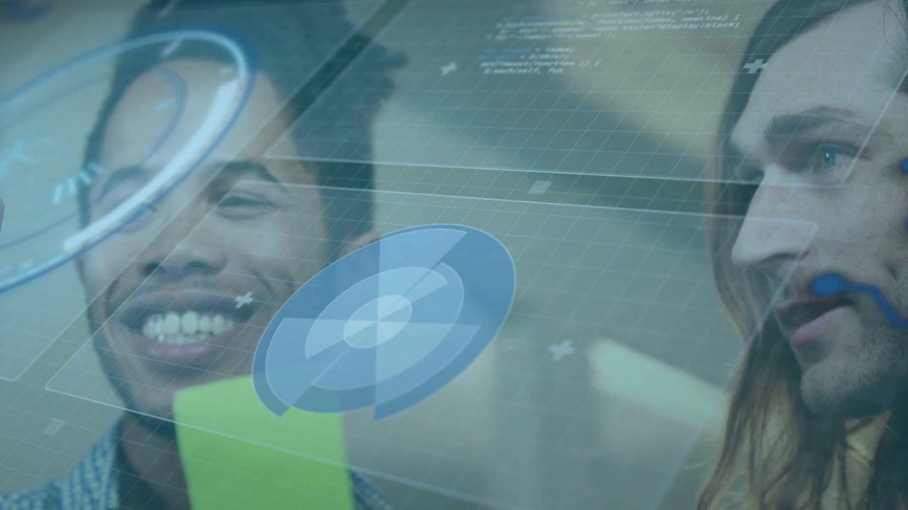 Dois homens analisando dados de tecnologia, com interface holográfica aparecendo, gráficos girando, segurando uma nota neon e uma xícara.
