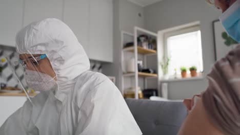 vídeo en primer plano de una anciana durante la vacunación en casa