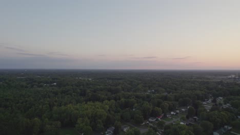 El-Pequeño-Pueblo-De-Ohio-Con-árboles-Que-Lo-Rodean-Es-Capturado-Por-Un-Dron-En-La-Noche-Desde-Una-Altura-Muy-Alta