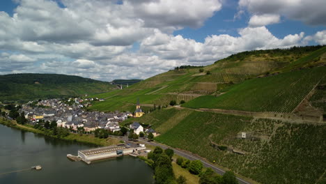 Panorámica-De-La-Cámara-En-Un-Pueblo-Junto-Al-Viñedo-Moselle