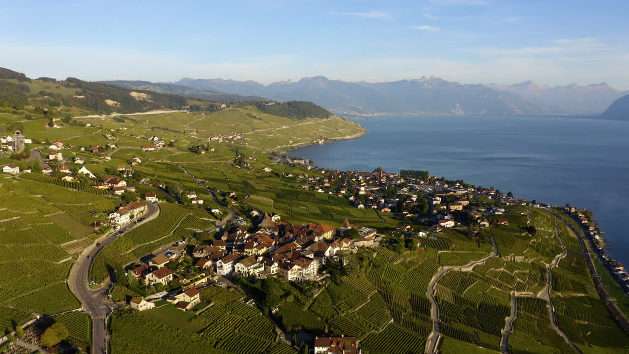 vista aérea del pueblo rural en grandaux, cantón de vaud en suiza