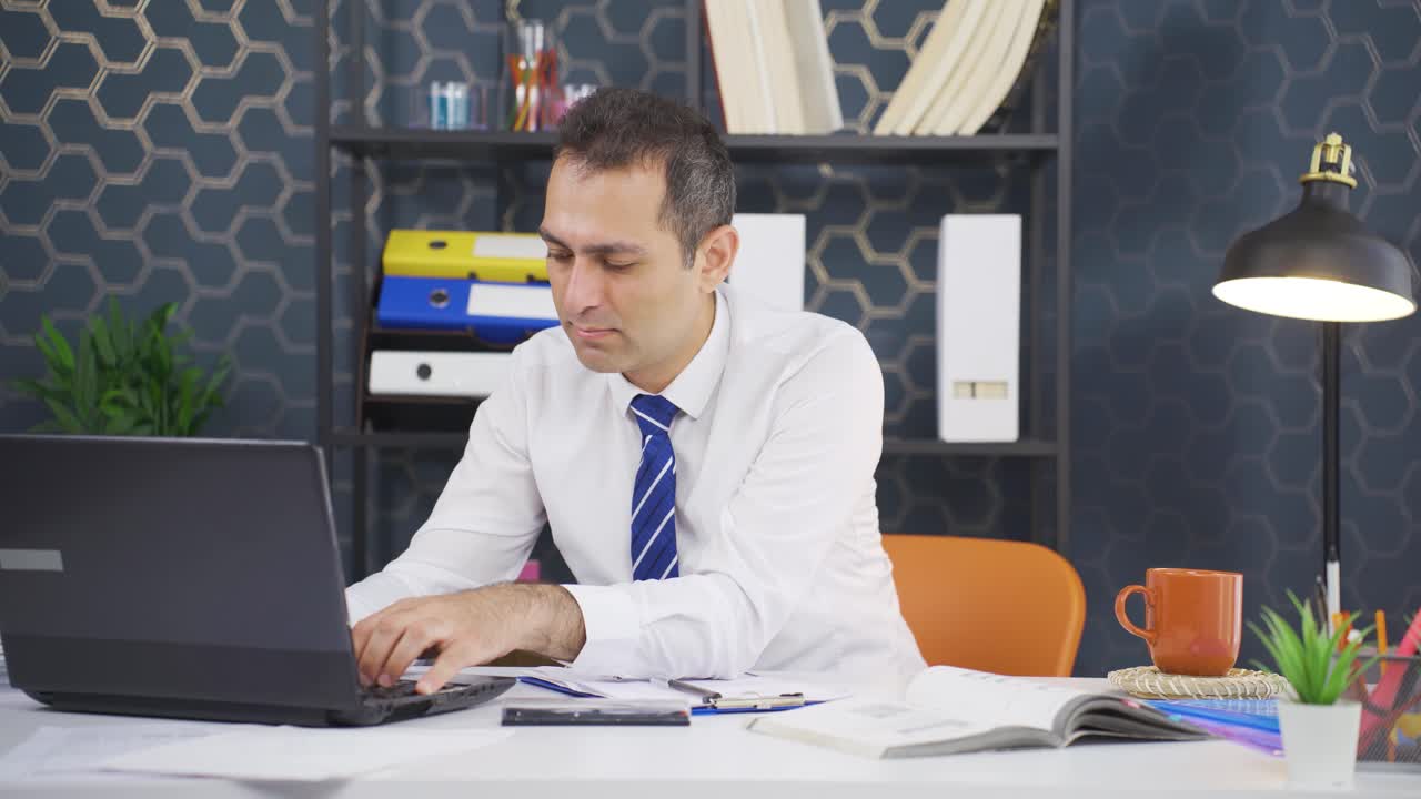 Uomo d'affari infelice e depresso che guarda la telecamera