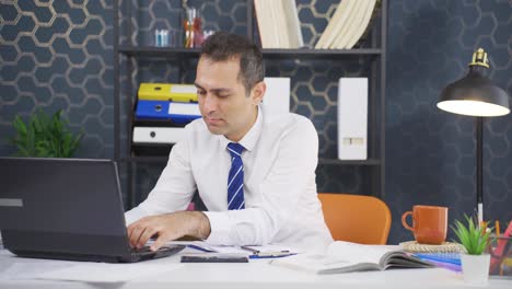 hombre de negocios mirando a la cámara infeliz y deprimido.