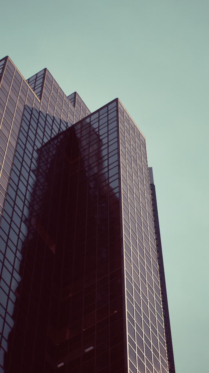 un rascacielos de vidrio moderno