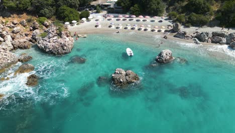 Türkisgrüne,-Klare-Meereswasserwellen-Stürzen-Auf-Den-Wunderschönen-Strand-Eines-Tropischen-Resorts