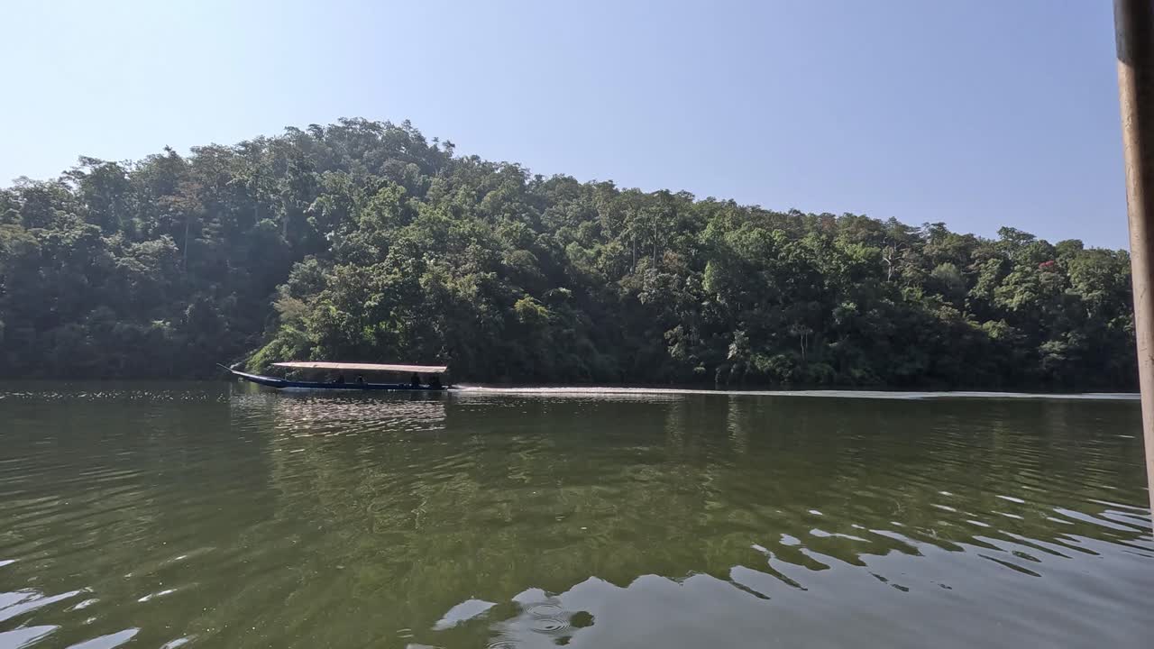 조용 한 숲 의 강 을 따라 보트 여행