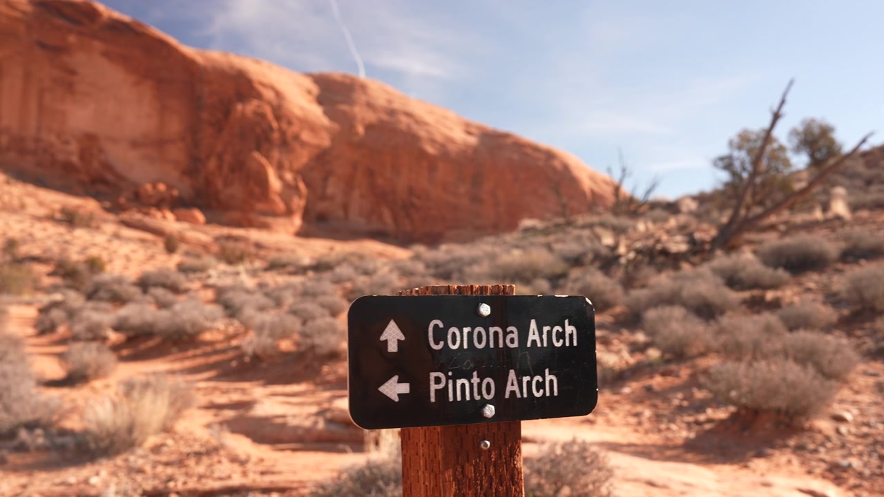 Vandreskilt til Corona og Pinto Arch med anvisninger, Moab, Utah, USA
