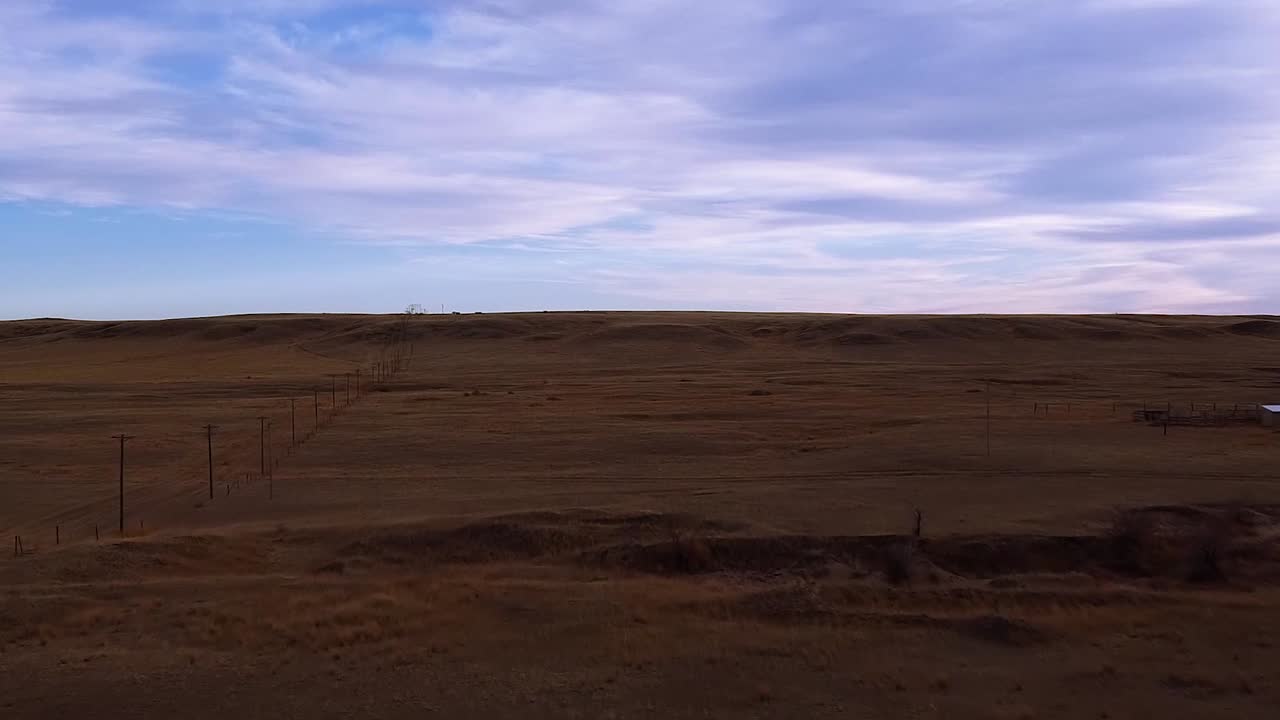 Prærielandskab om morgenen nær Alberta, Canada, filmet ovenfra med en drone