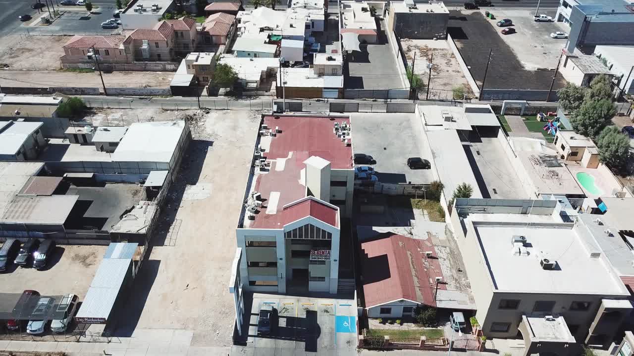 vista de un dron volando sobre la calle mostrando casas