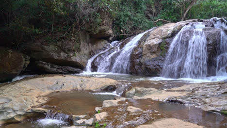 Hermosa-Cascada-Mae-Sa-En-Chiang-Mai,-Tailandia