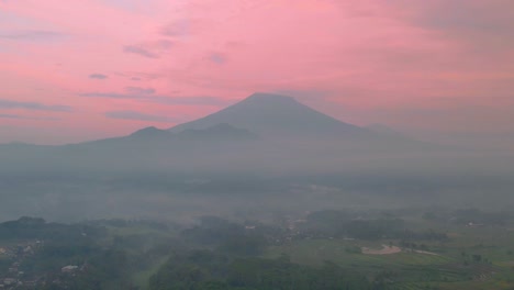 Hyperlapse-Luftaufnahmen-Einer-Wunderschönen-Ländlichen-Landschaft-Im-Nebligen-Sonnenaufgang-Mit-Rotem-Himmel