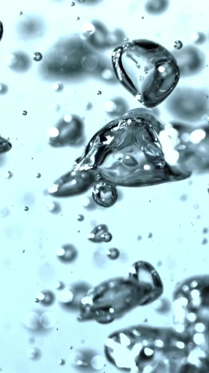 Scatto macro di bolle d'aria che salgono in acqua pulita