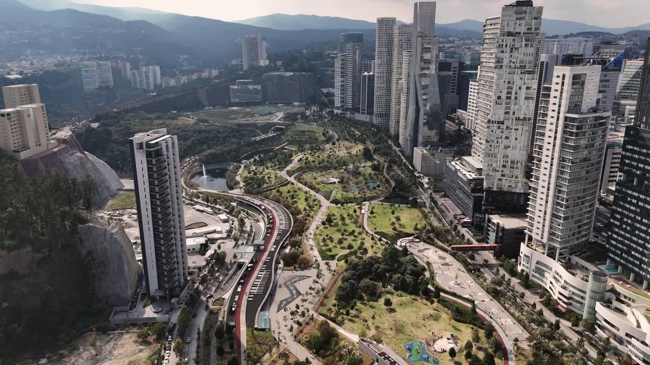 la parque mexicana filmado por avión no tripulado en un día húmedo en santa fe, ciudad de méxico