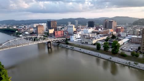 orbita aerea sopra charleston, west virginia, oltre il ponte.