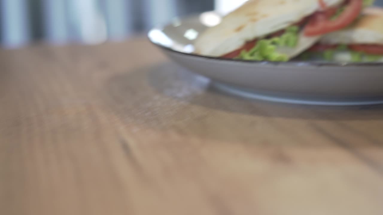 sándwich de tomate y jamón con lechuga