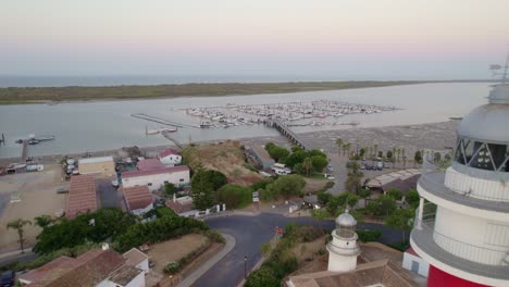 marina und leuchtturm in der morgendämmerung