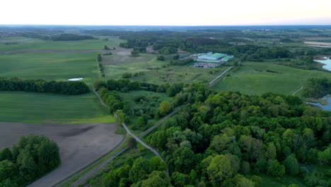 Panorama,-Vista-De-Drones-Del-Bosque-Que-Rodea-Un-Pequeño-Pueblo