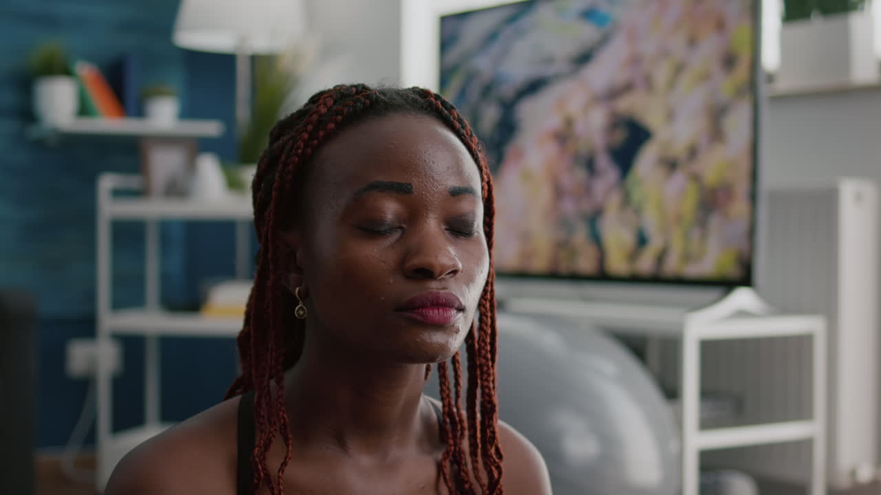 요가 매트 에 앉아 로터스 자세 로 명상 하는 아델테 여성 의 클로즈업