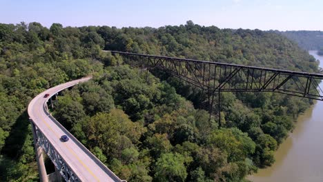 Puentes-A-Lo-Largo-Del-Río-Kentucky-Cerca-De-La-Destilería-De-Pavo-Salvaje-Cerca-De-Lawrenceburg-Kentucky