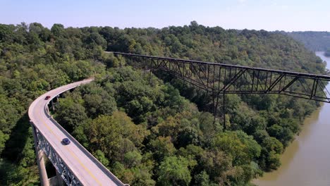 puentes a lo largo del río kentucky cerca de la destilería de pavo salvaje cerca de lawrenceburg kentucky