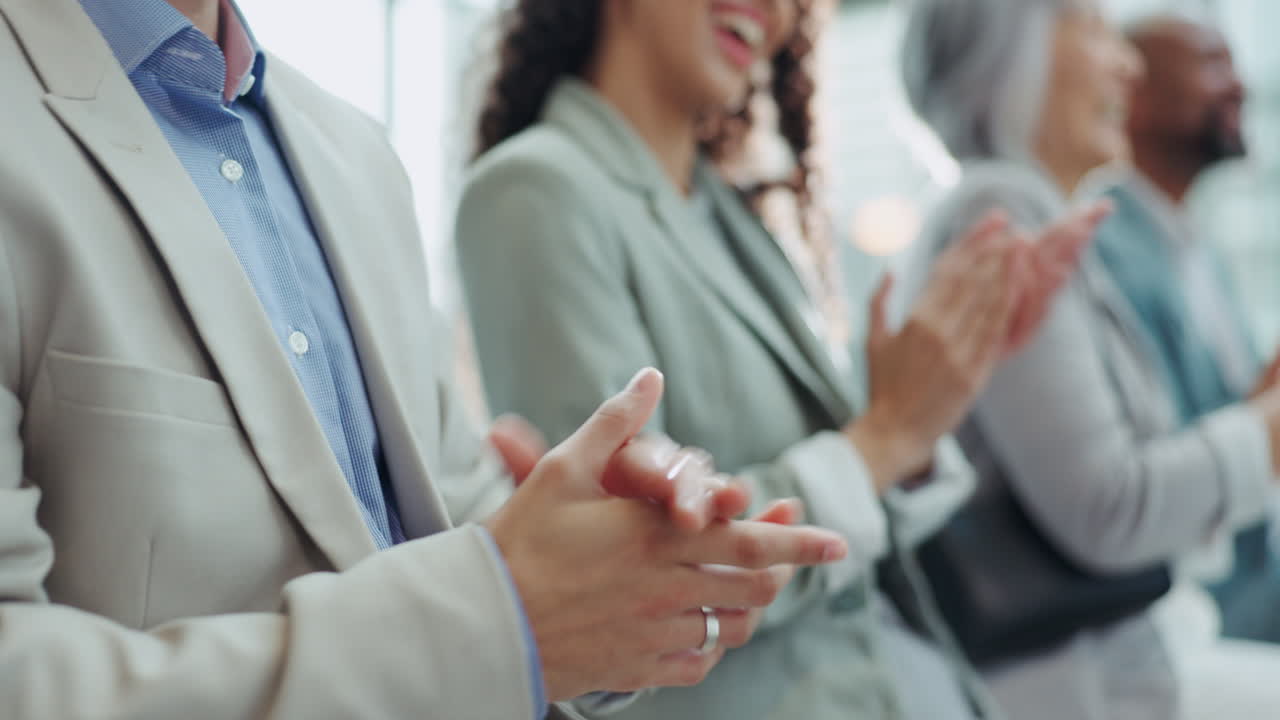 Mani, applauso e gruppo di professionisti