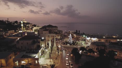 árbol de navidad de jaffa al atardecer - disparo de empuje de drones