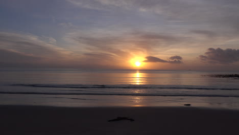 Amanecer-Sobre-El-Océano-En-Bahía-Falsa