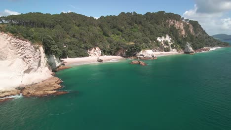 Drohnenflug-Entlang-Cathedral-Cove-In-Neuseeland