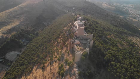 Castillo-De-Jaen,-Spanien-Jaens-Burg-Fliegende-Und-Bodenaufnahmen-Von-Dieser-Mittelalterlichen-Burg-Am-Nachmittag-Im-Sommer,-Es-Zeigt-Auch-Die-Stadt-Jaen,-Die-Mit-Einer-Drohne-Und-Einer-Action-kamera-Mit-4k-24-Fps-Unter-Verwendung-Von-Nd-filtern-Aufgenommen-Wurde