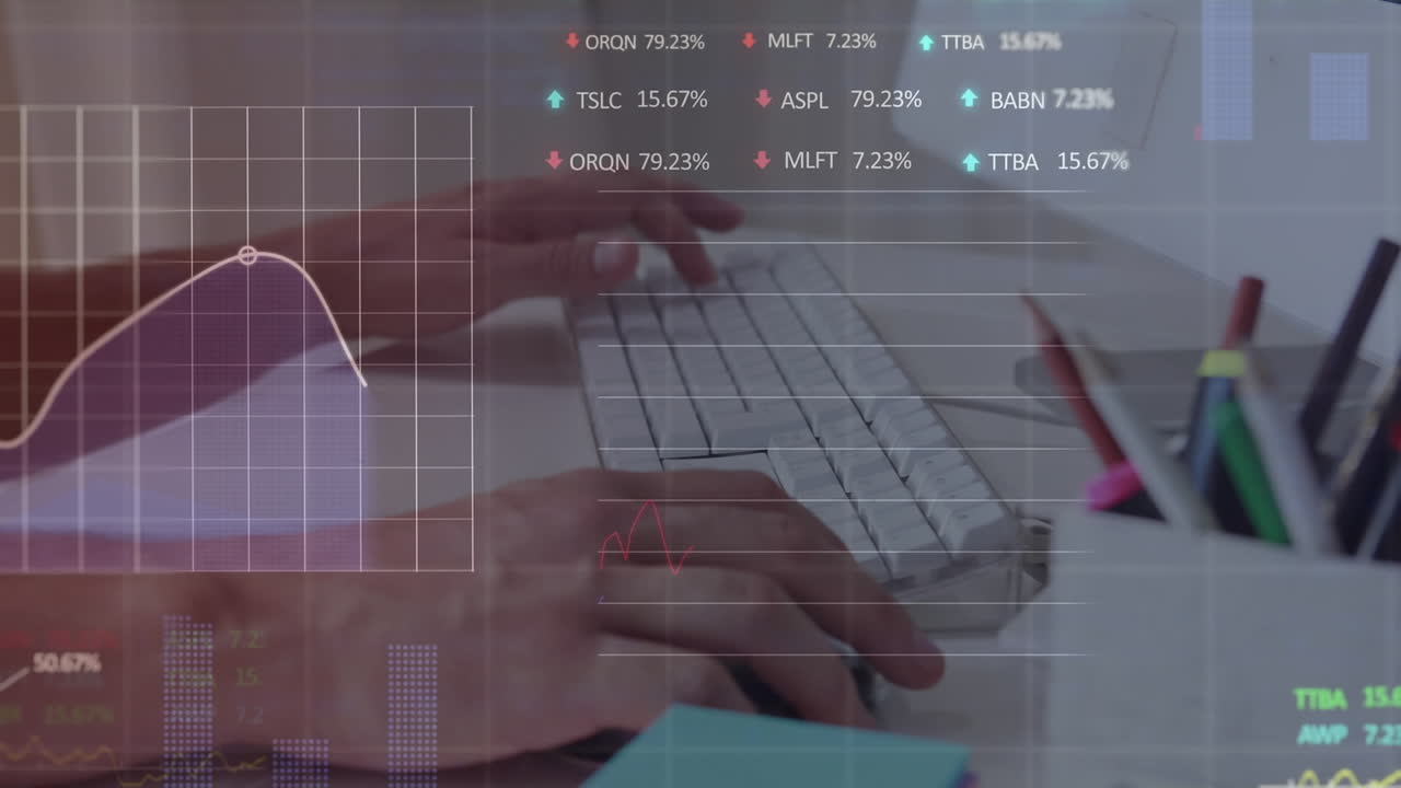 animación de datos financieros y gráficos sobre las manos de un hombre caucásico trabajando en la computadora.
