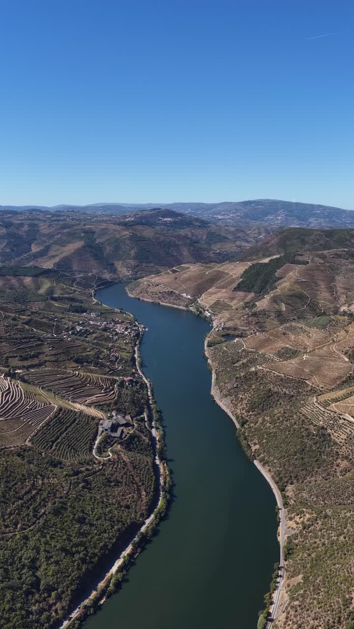 Scatto verticale della valle del Douro, patrimonio mondiale dell'UNESCO