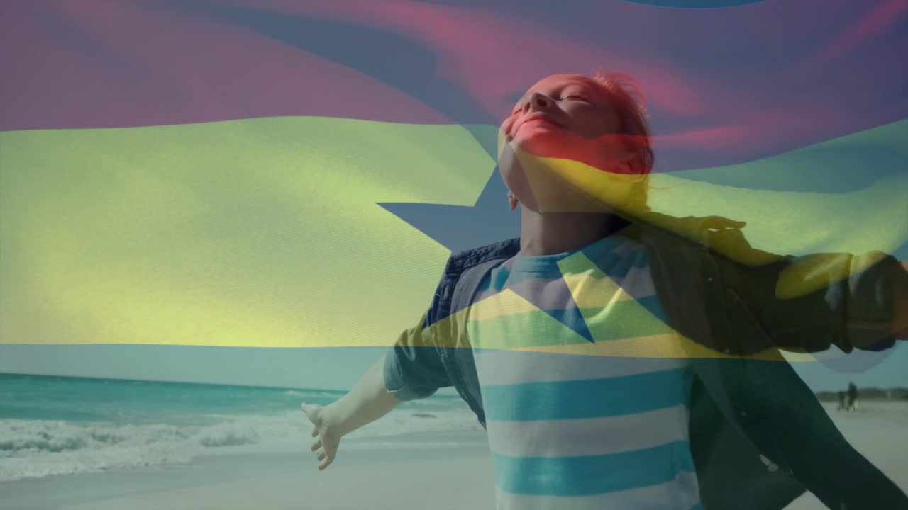 Mulher de pé com os braços abertos, inclinando a cabeça para trás, com a brisa ondulando uma bandeira sobre o tronco na costa para negócios
