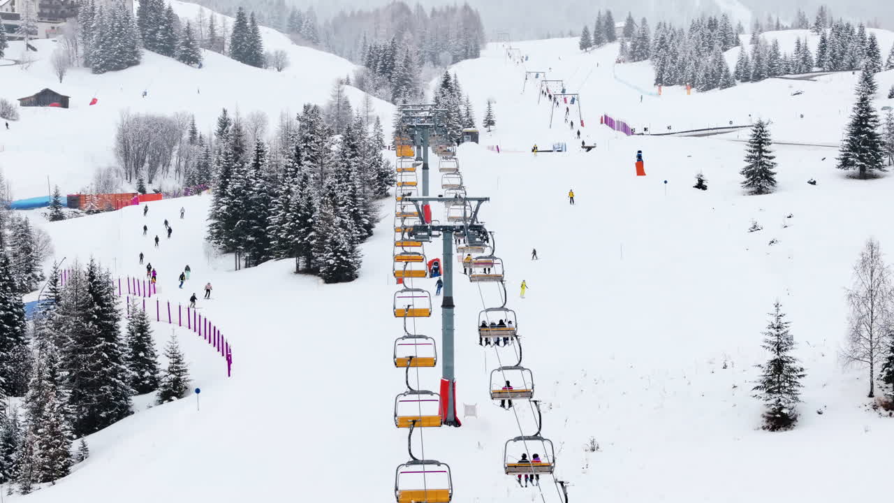 Dronebeeld vanuit de lucht van mensen in een skiresort in Corvara in Badia bedekt met sneeuw, in Zuid-Tirol, de Dolomieten