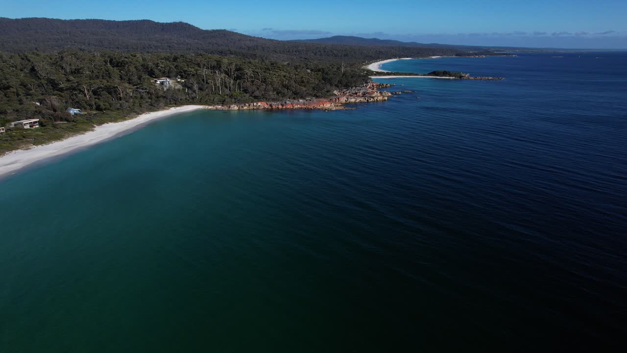 Jeanneret Beach og den omkringliggende bugt i Tasmanien, Australien – droneoptagelse