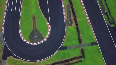 corredor profesional conduciendo un automóvil y deslizándose suavemente en la pista de asfalto curva de faial en portugal - evento de deriva
