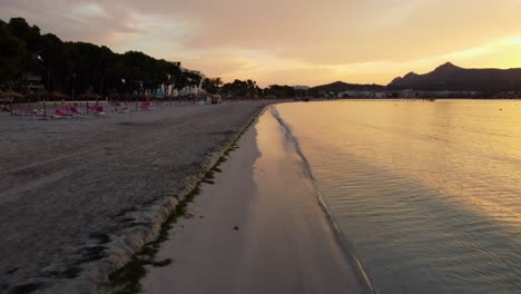 Toma-De-Seguimiento-Larga-De-La-Playa-Durante-El-Amanecer---Playa-De-Alcúdia,-Mallorca,-España