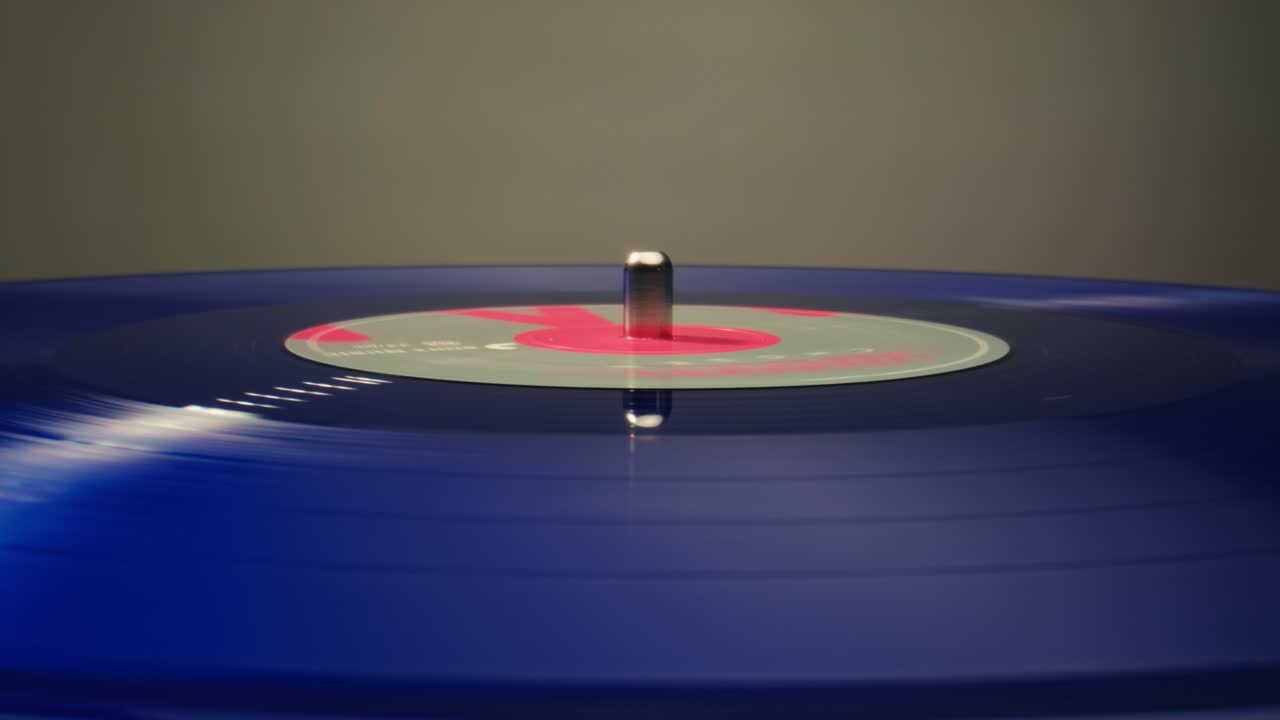 Disco in vinile blu che gira su un giradischi