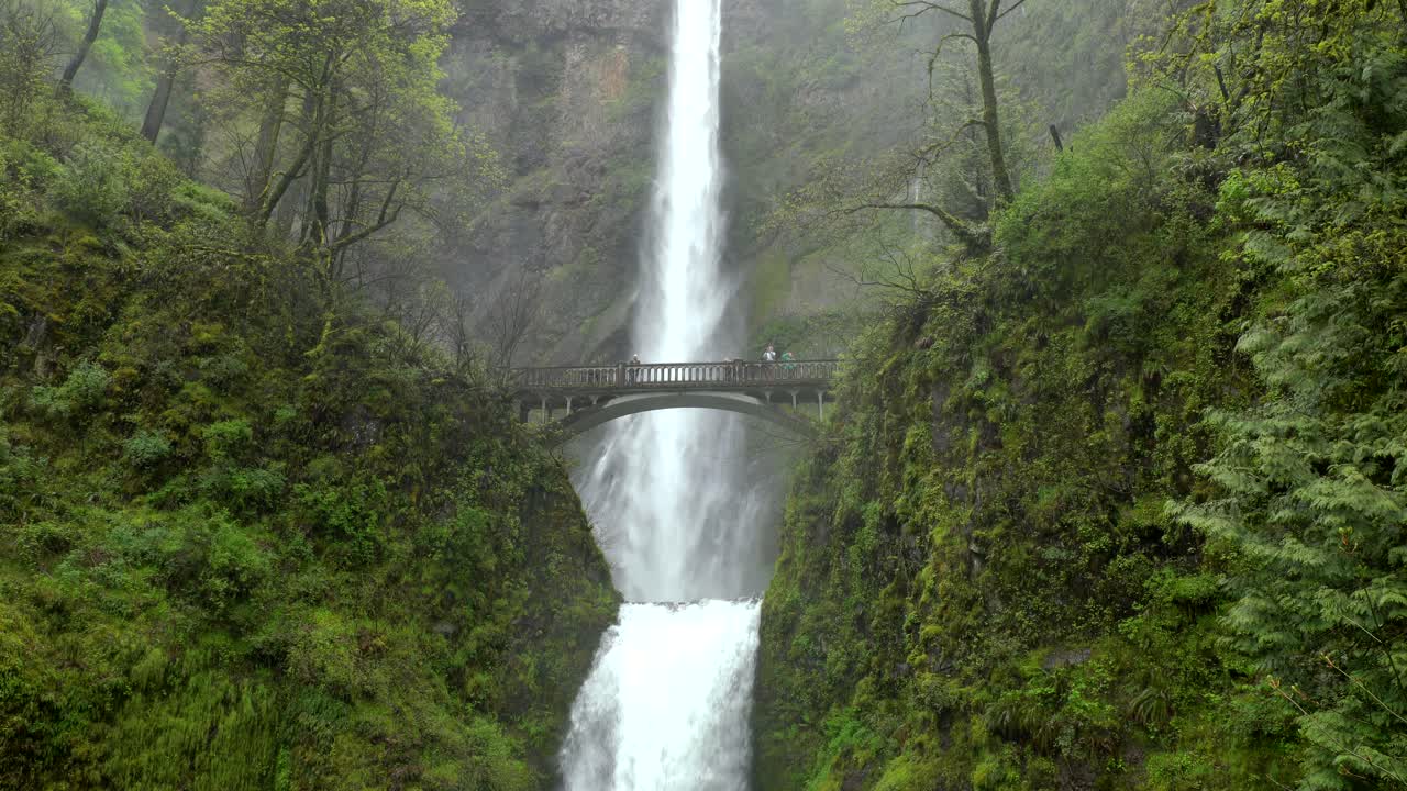 cataratas multnomah en el desfiladero del río columbia, oregon