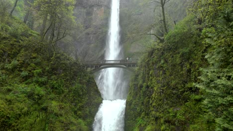 Multnomah-Falls-in-the-Columbia-River-Gorge,-Oregon