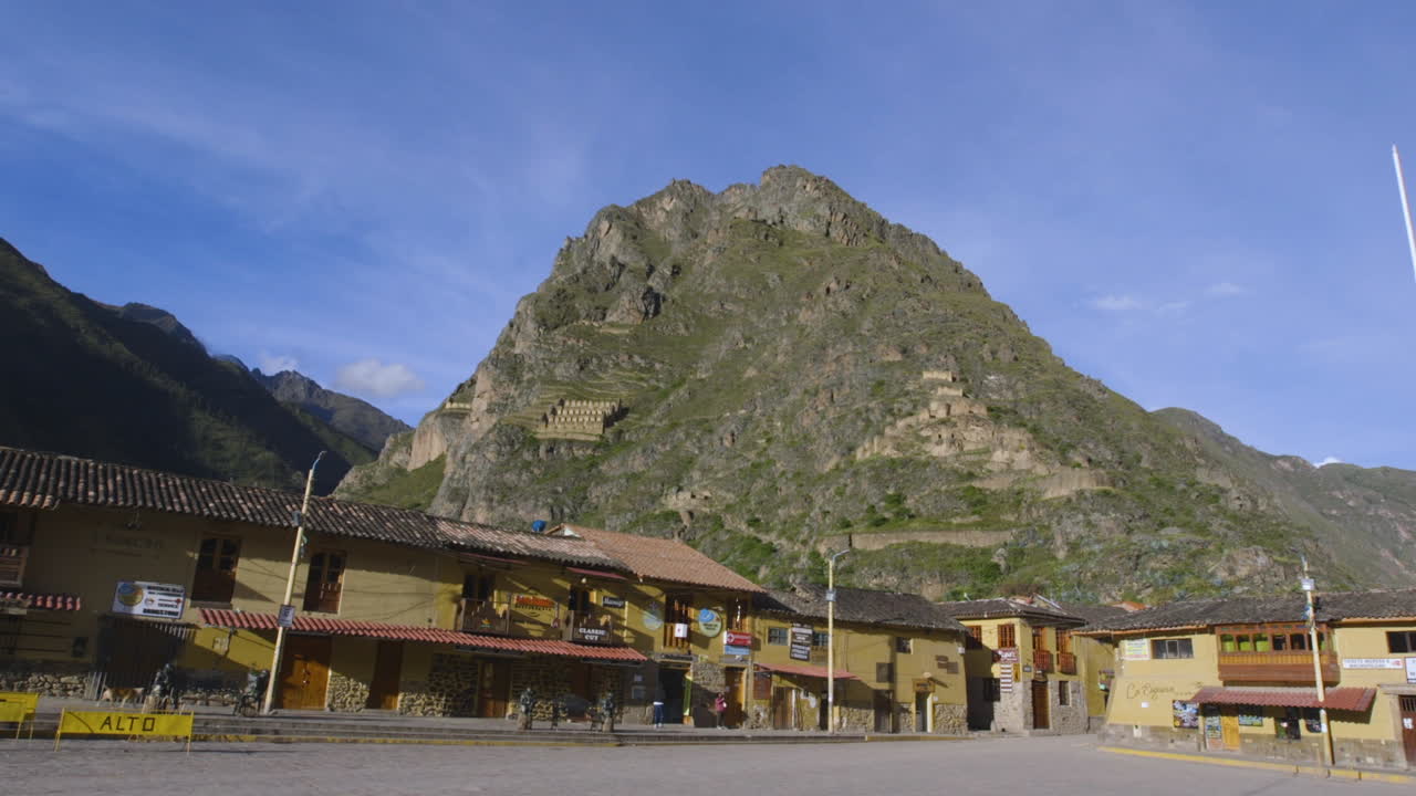 plaza de armas en ollantaytambo con el sitio arqueológico pinkuylluna