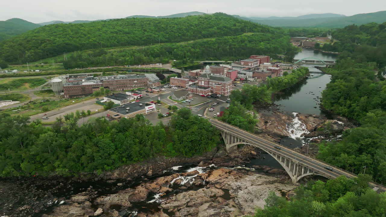el río sereno y el impresionante puente en rumford, maine