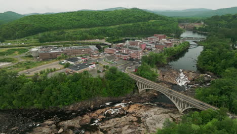 el río sereno y el impresionante puente en rumford, maine