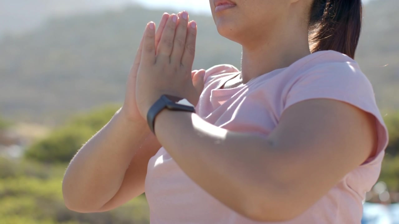 Donna che abbassa le braccia mentre appaiono badge di social media, unisce i palmi delle mani in segno di ringraziamento, orologio mostrato.
