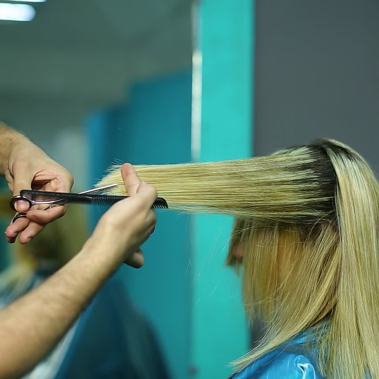 Parrucchiere che taglia i capelli