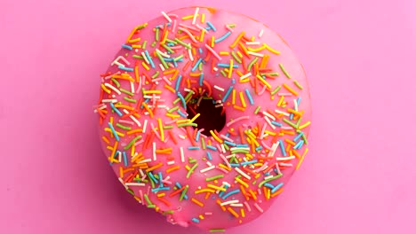 el donut glazado de primer plano.