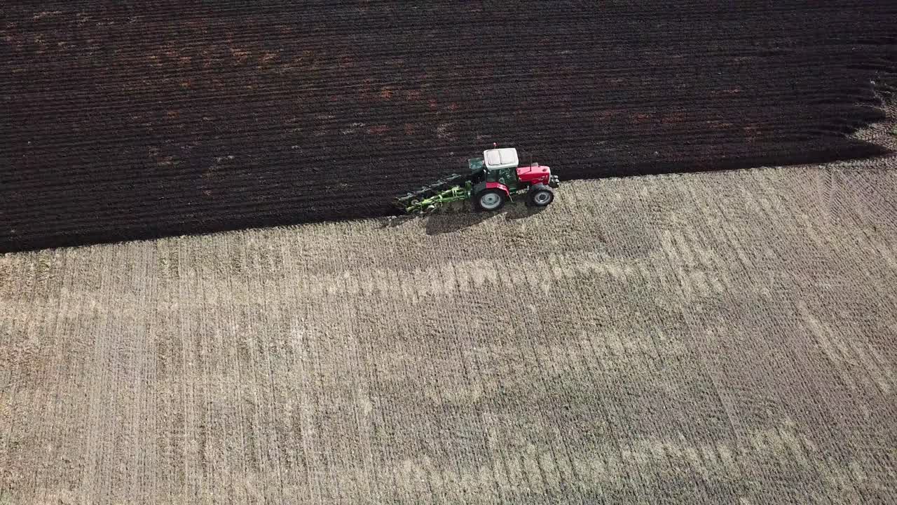 트랙터 경작지 위의 공중 영상